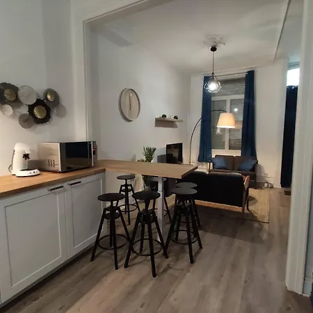 Place Verte - Situe Au Pied Du Musee De Nyaraló Valenciennes