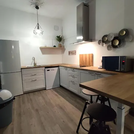 Place Verte - Situe Au Pied Du Musee De Nyaraló *